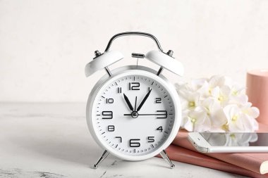 Alarm saati, dizüstü bilgisayarlar ve cep telefonlu kompozisyon