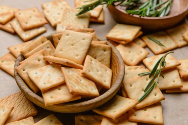 Hafif arka planda krakerler olan kase