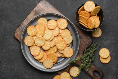 Kraker tabağı koyu arkaplanda