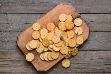 Ahşap zemin üzerinde krakerler olan tahta