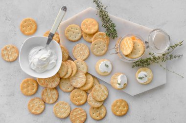 Açık arkaplanda kraker olan kompozisyon