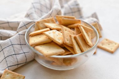 Hafif arkaplanda bir kraker kasesi