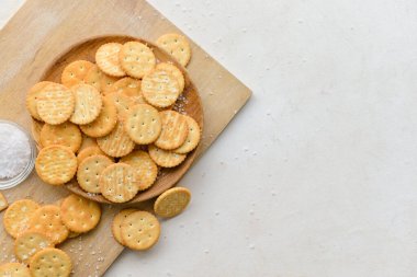 Açık arkaplanda kraker olan tahta