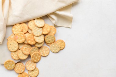 Hafif arkaplanda lezzetli krakerler