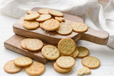 Açık arkaplanda kraker olan tahta