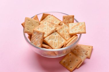 Renkli arka planda bir kraker kasesi