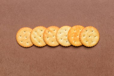 Renkli arka planda lezzetli krakerler