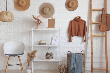 Hasır şapkalı modern bir oda.