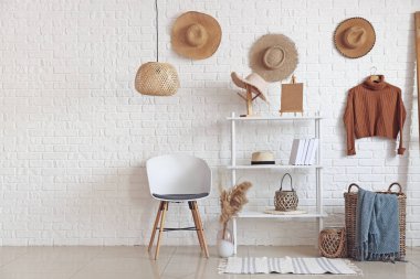 Hasır şapkalı modern bir oda.