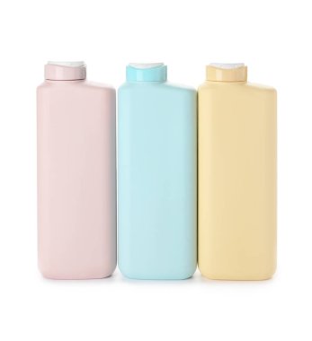 Beyaz arka planda farklı duş jeli şişeleri