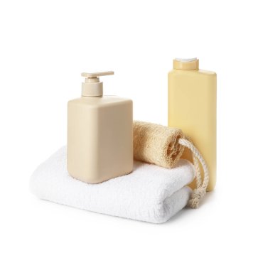 Beyaz arka planda duş jeli, lif ve havlu şişeleri.