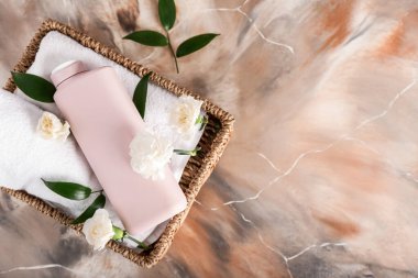 Grunge arka planında duş jeli olan kompozisyon