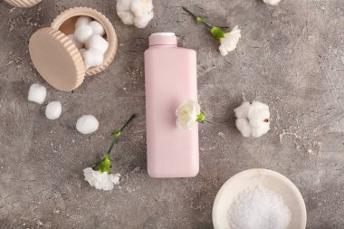 Grunge arka planında duş jeli olan kompozisyon