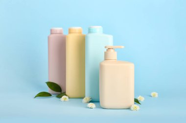 Renkli arka planda farklı duş jelleri