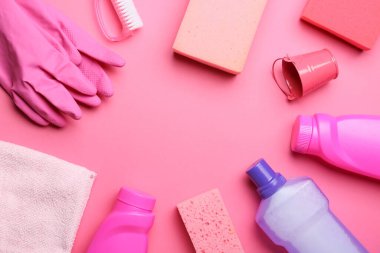 Renk arkaplanındaki temizlik malzemelerinden yapılmış çerçeve