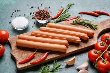 Renkli arka planda lezzetli sosisler ve baharatlar içeren kompozisyon, yakın plan