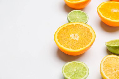 Hafif arkaplanda taze narenciye meyveleri