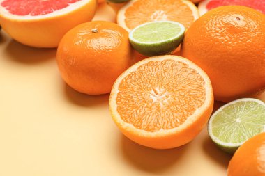 Renkli arkaplanda taze narenciye meyveleri