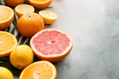 Hafif arkaplanda taze narenciye meyveleri