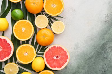 Hafif arkaplanda taze narenciye meyveleri