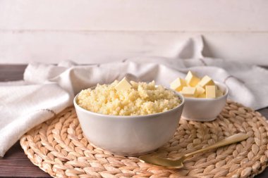 Lezzetli kuskus kaseleri ve hafif ahşap arka planda tereyağı.