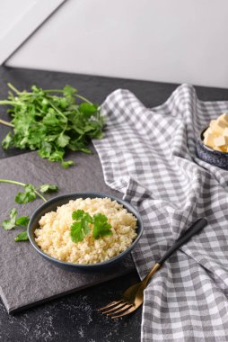 Lezzetli kuskus ve koyu arkaplanda kişniş.