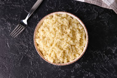 Koyu arkaplanda lezzetli kuskus tabağı