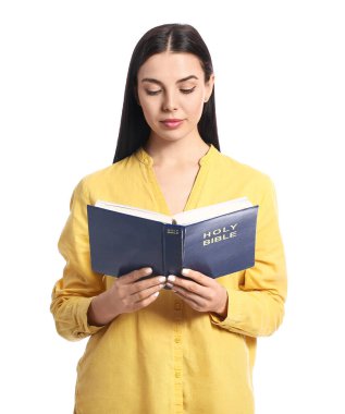 Beyaz arka planda İncil 'i olan genç bir kadın.