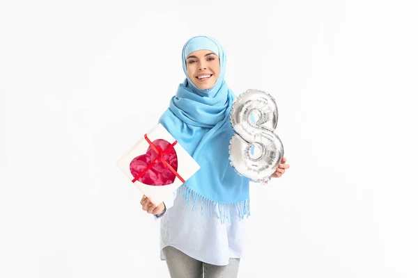 Mooie Moslimvrouw Met Geschenken Witte Achtergrond Internationale Vrouwendag Viering — Stockfoto