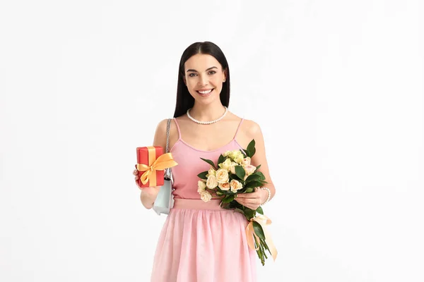 Belle Femme Avec Des Fleurs Cadeau Sur Fond Blanc Célébration — Photo