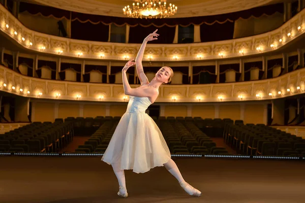 Mooie Jonge Ballerina Dansen Het Theater — Stockfoto