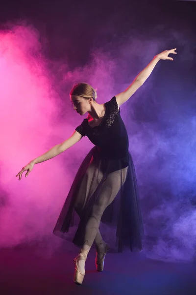 Hermosa Bailarina Joven Sobre Fondo Color Oscuro — Foto de Stock