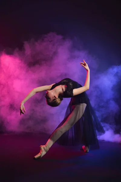 Bella Giovane Ballerina Sfondo Colore Scuro — Foto Stock