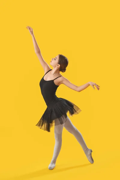Bela Bailarina Jovem Fundo Cor — Fotografia de Stock