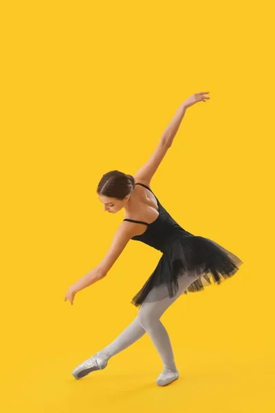 Hermosa Bailarina Joven Sobre Fondo Color — Foto de Stock