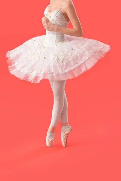 Schöne Junge Ballerina Auf Farbigem Hintergrund — Stockfoto