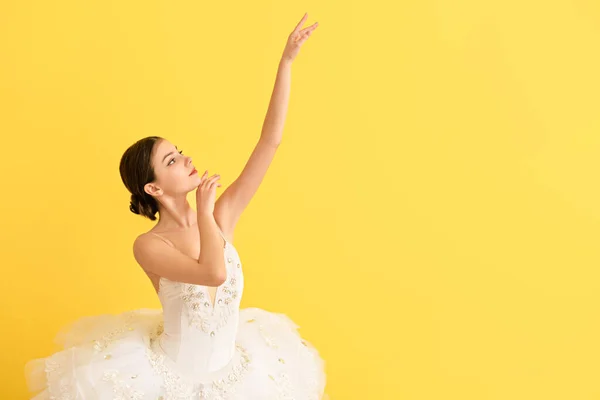 Hermosa Bailarina Joven Sobre Fondo Color —  Fotos de Stock