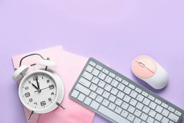 Reloj Despertador Teclado Del Ordenador Ratón Sobre Fondo Color — Foto de Stock