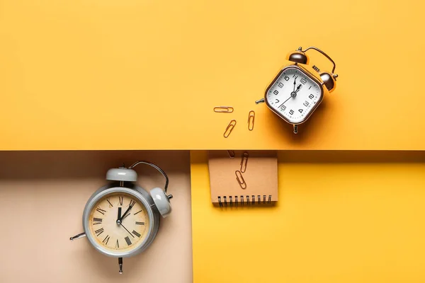 Relojes Alarma Portátil Sobre Fondo Color —  Fotos de Stock