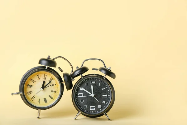 Relojes Alarma Sobre Fondo Color —  Fotos de Stock