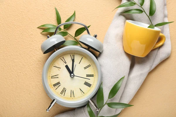 Composition Alarm Clock Cup Green Leaves Color Background — Stock Photo, Image