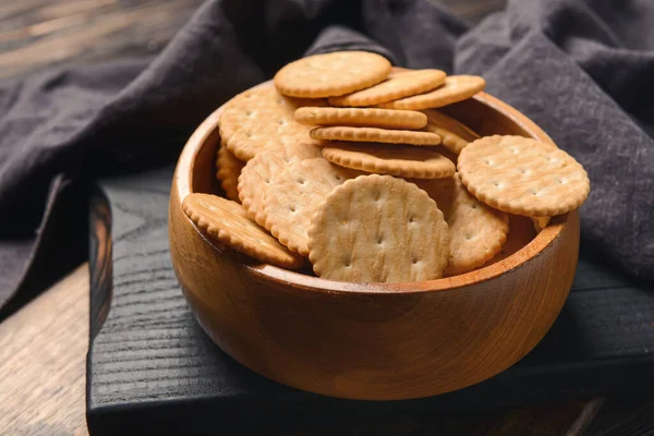 Bowl Tasty Crackers Dark Background — Stock Photo, Image