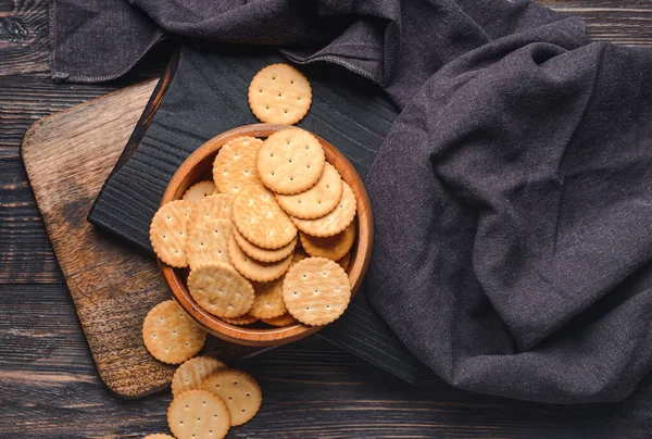 Bowl Tasty Crackers Dark Wooden Background — Stock Photo, Image