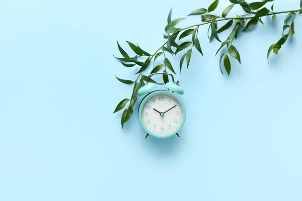 Годинник Нагадування Зелена Гілка Кольоровому Фоні — стокове фото