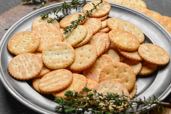 Plate Tasty Crackers Closeup — Stock Photo, Image