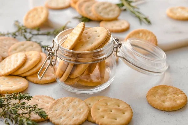 Jar Tasty Crackers Light Background — Stock Photo, Image