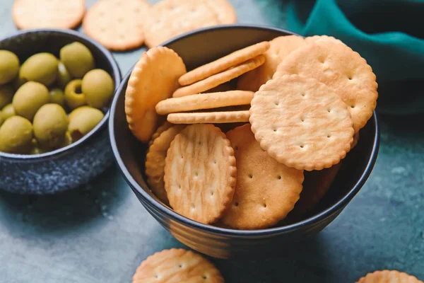 Bowl Crackers Olives Color Background — Stock Photo, Image