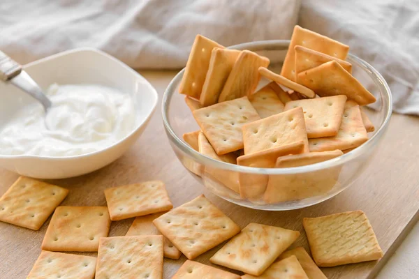 Cuenco Sabrosas Galletas Salsa Mesa —  Fotos de Stock