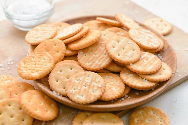 Plate Tasty Crackers Wooden Background — Stock Photo, Image