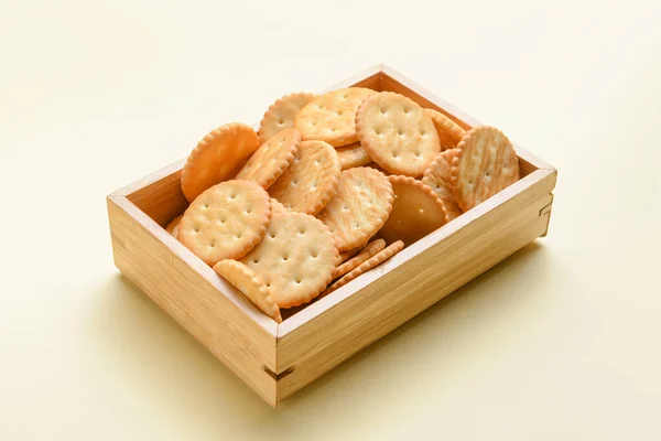 Caja Galletas Saladas Sobre Fondo Color —  Fotos de Stock